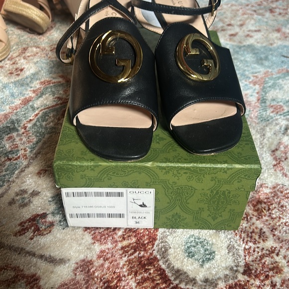 Gucci Black and Gold Leather Sandals with GG Logo - Picture 1 of 8